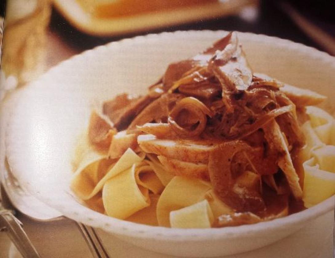 Κοτόπουλο με μανιτάρια και σάλτσα με λευκό κρασί