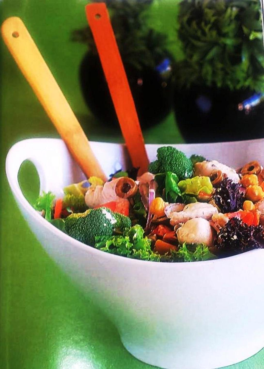 Κοτοσαλάτα με ρεβίθια και λαχανικά