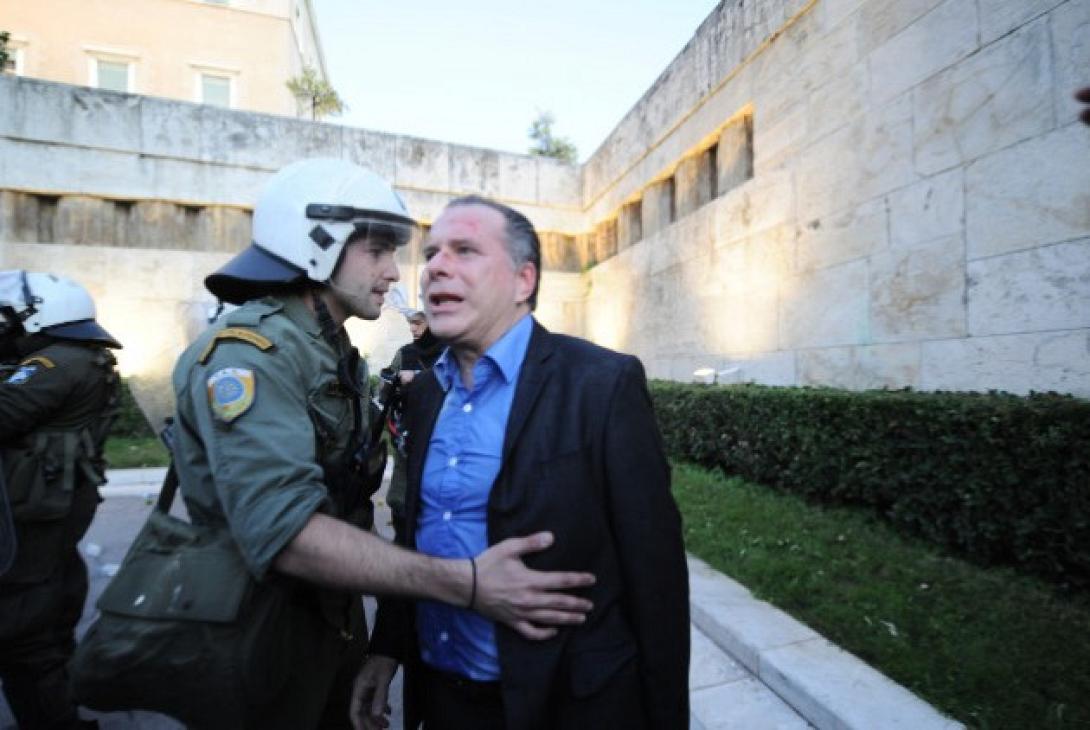 κουμουτσακος,επιθεση