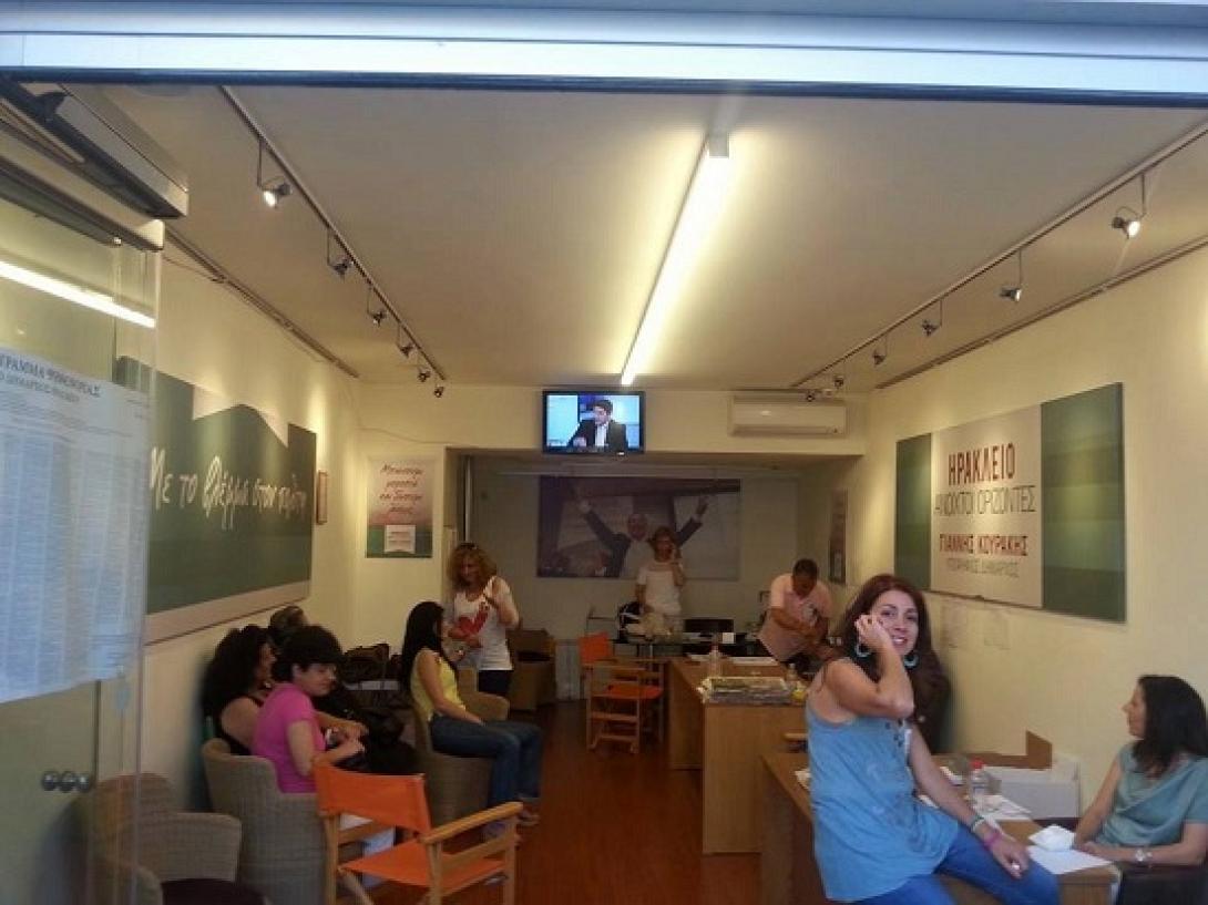 Αισιοδοξία και χαμόγελα στο "στρατηγείο" Κουράκη