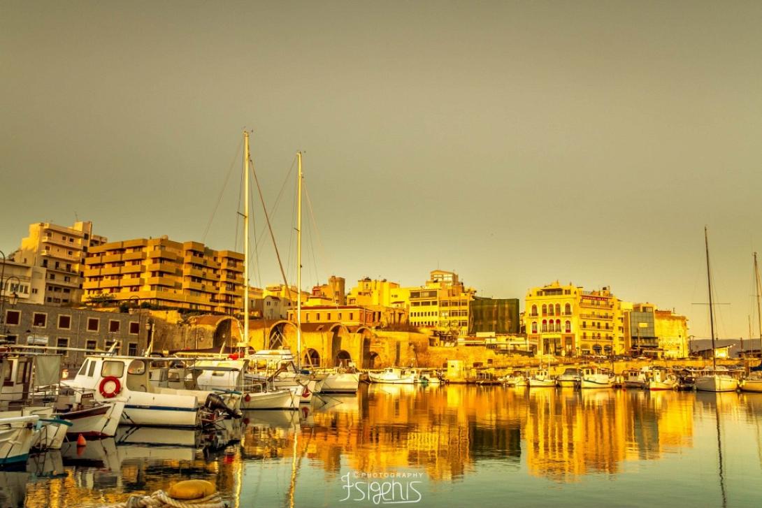 Και οι πρωινές αντανακλάσεις στο ενετικό λιμάνι / Γιάννης Τσιγκένης