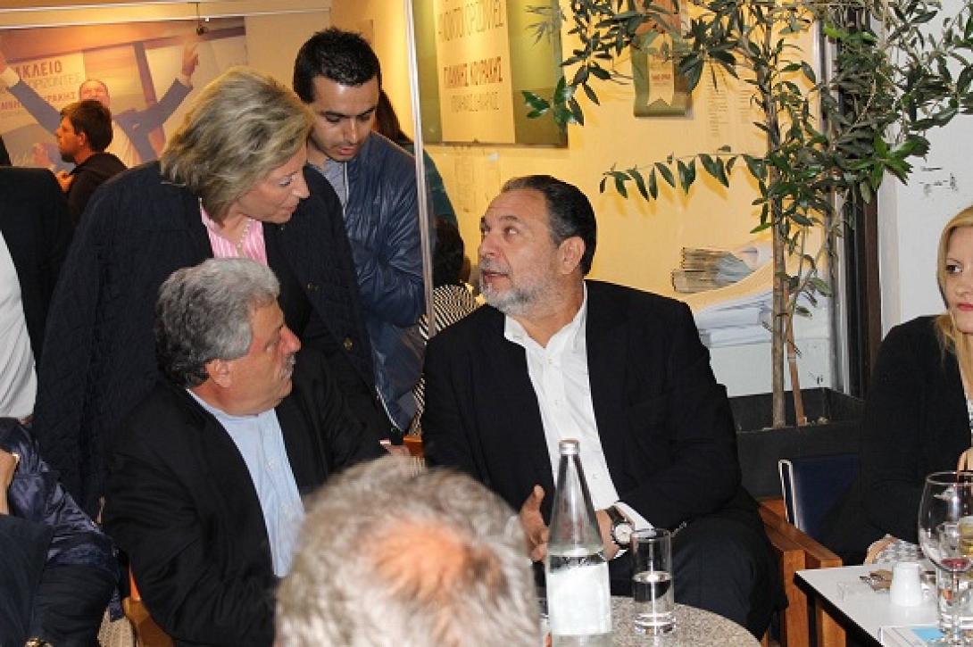 Τραπεζάκια έξω στα εκλογικά κέντρα, αλλά χωρίς διάθεση για δηλώσεις...