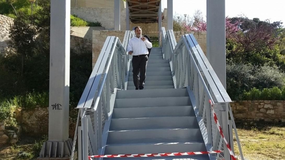 Τοποθετήθηκε η μεταλλική σκάλα στο Πολιτιστικό κέντρο