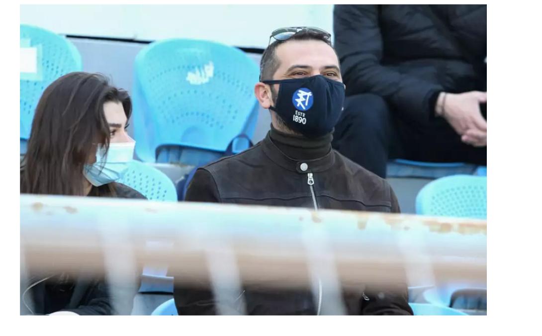 Ο Κουτσόπουλος με τη σύντροφό του στο γήπεδο