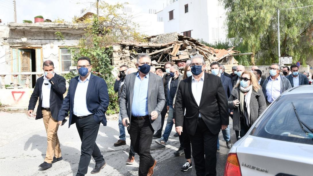 Αυτοψία του κ Κουτσούμπα με τη συνοδεία του δημάρχου Μινώα Πεδιάδος