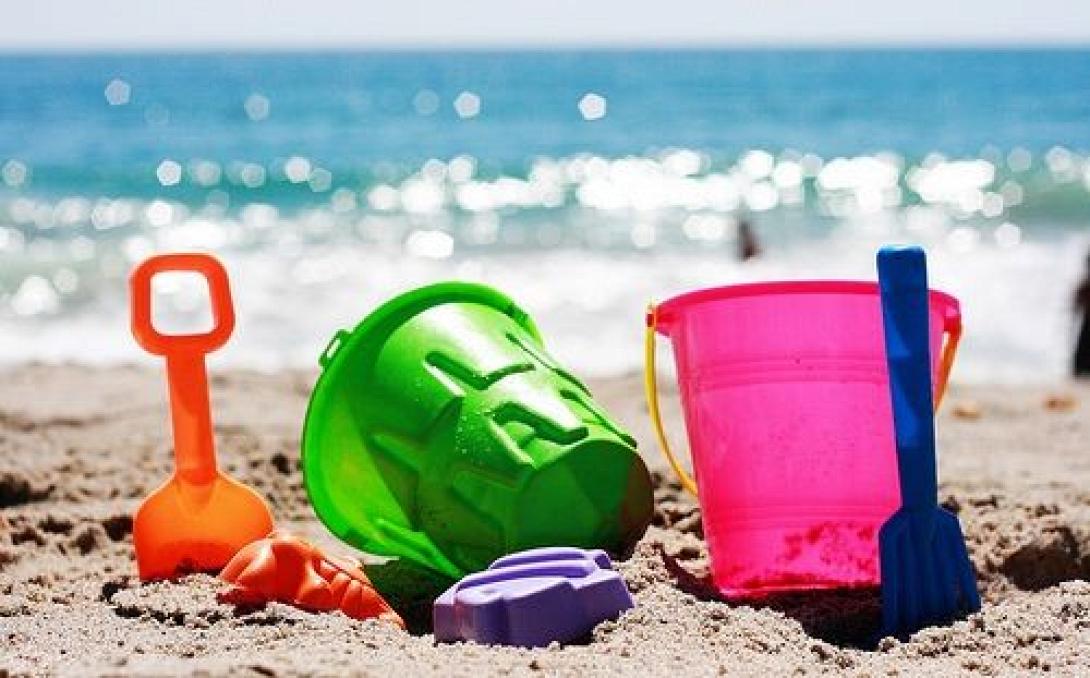 Τα κουβαδάκια του και στην παραλία ο Γιούνκερ