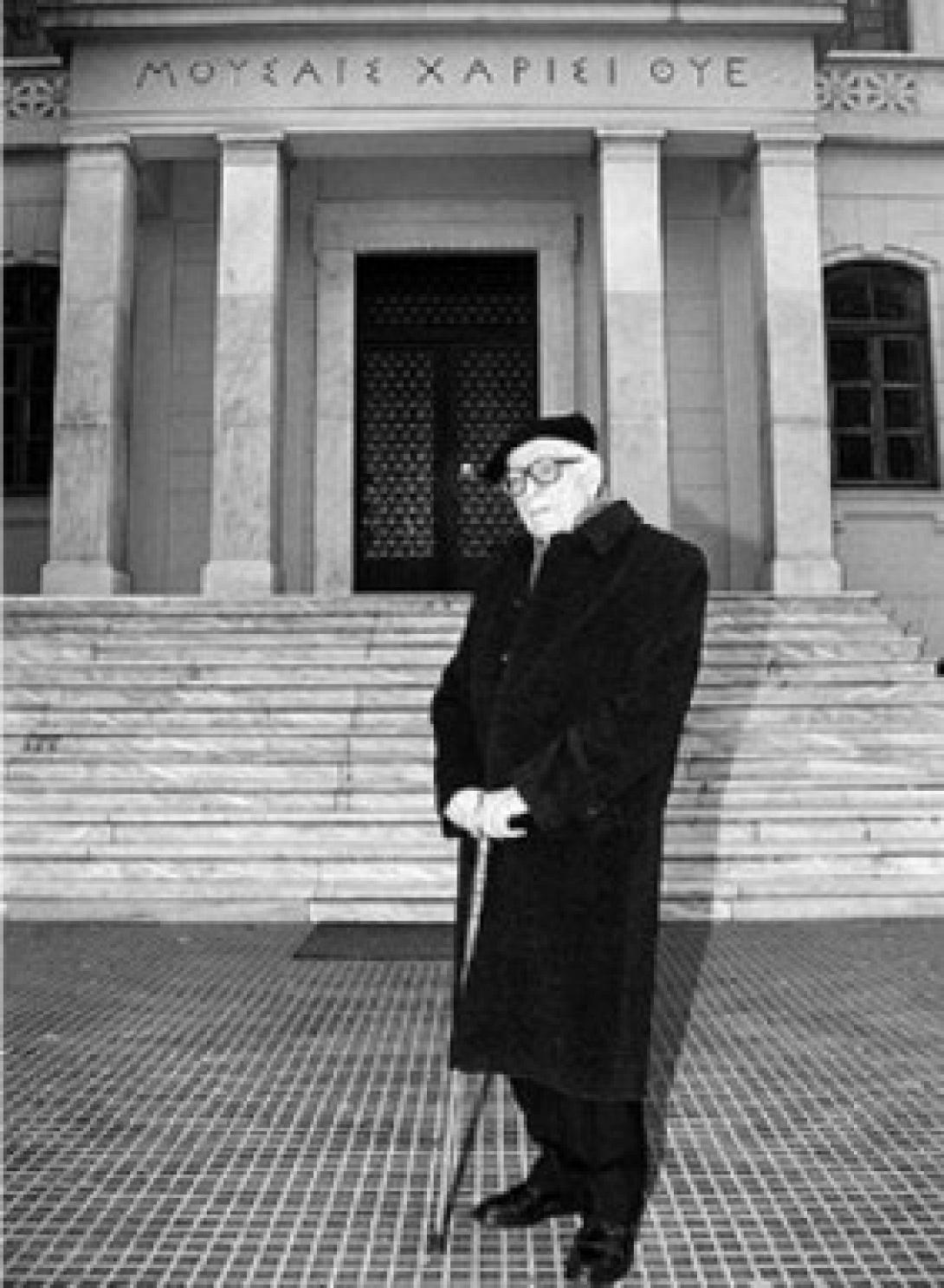 Εμμανουήλ Κριαράς: Από τον Τοπανά των Χανίων μέχρι την κορυφή της διανόησης