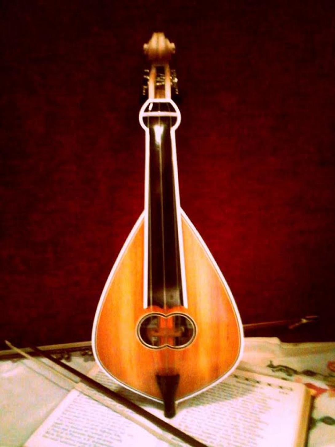Μία πολύτιμη κρητική λύρα στο Μουσείο παραδοσιακών οργάνων "Θύραθεν" 