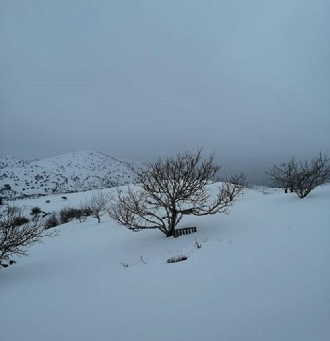 Το χιόνι έχει καλύψει τα πάντα στον Κρουσώνα