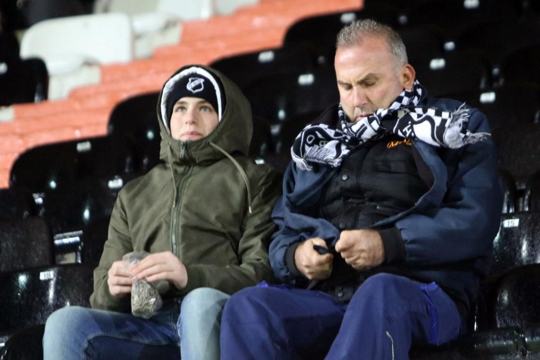 Με κουκούλες στο γήπεδο οι φίλαθλοι.jpg