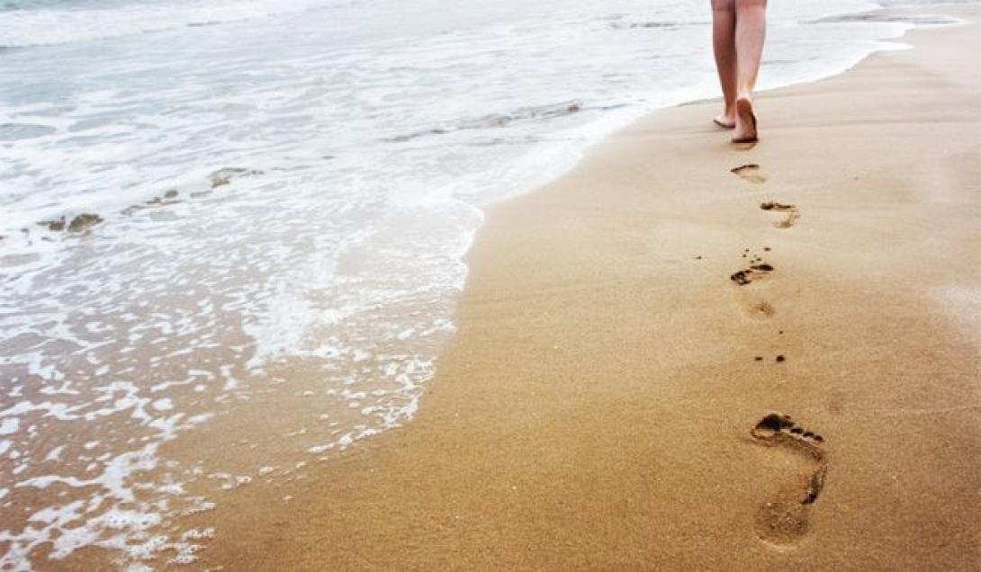 Τα οφέλη που έχει να περπατάς ξυπόλητη στην άμμο
