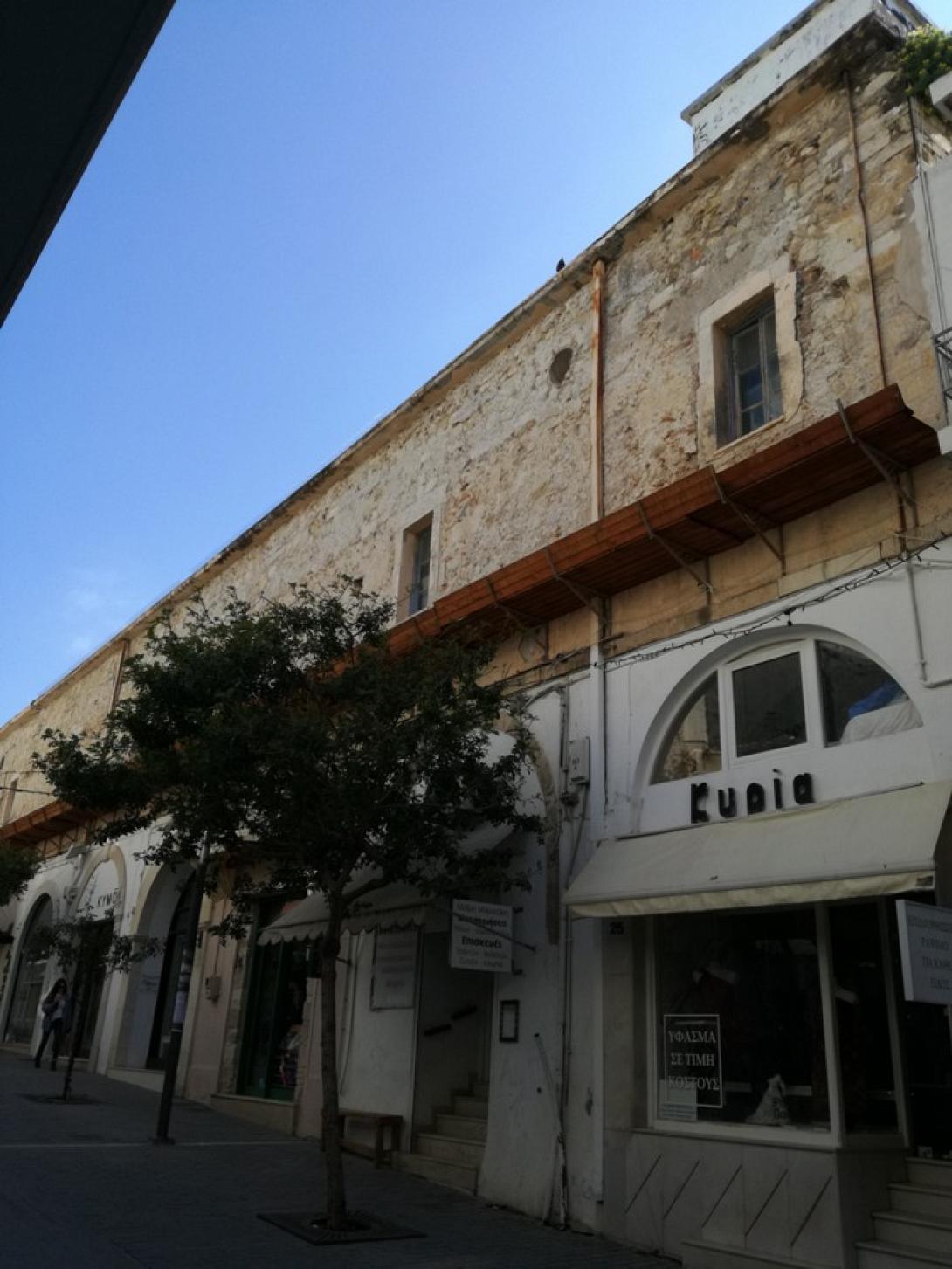 Το ακίνητο αποτελείται από δύο αυτοτελή οροφοκτίσματα άνω του ισογείου, εκατέρωθεν της οδού Ταγματάρχου Τζουλάκη, συνολικής κτισμένης επιφάνειας περί των 1.300τμ.