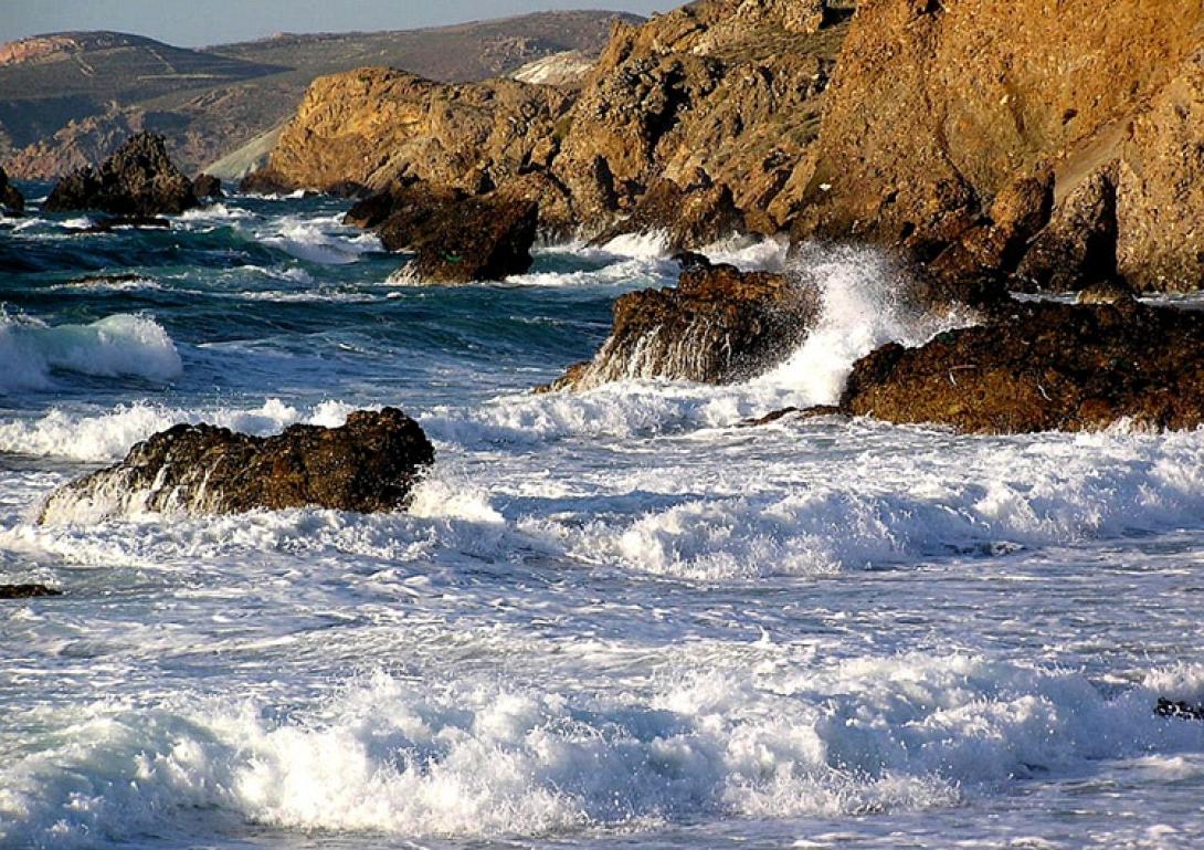 κύματα βράχια