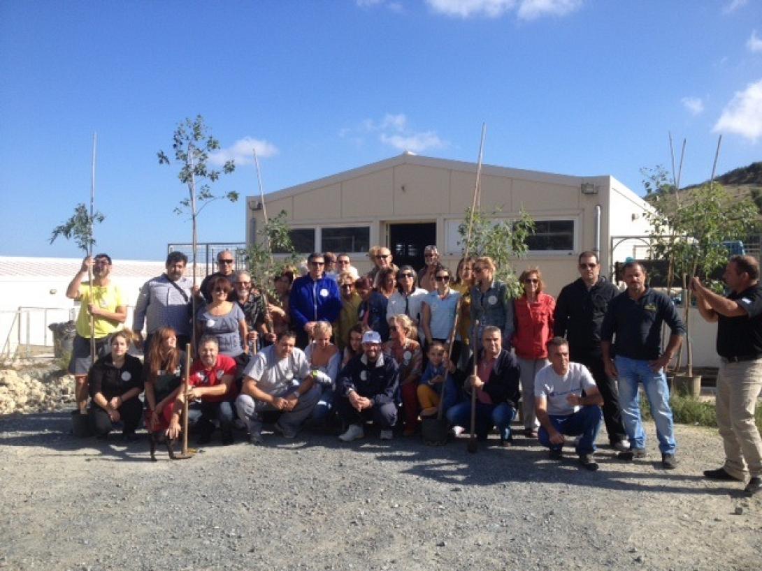 Και ο Β.Λαμπρινός στο κυνοκομείο για τη δεντροφύτευση