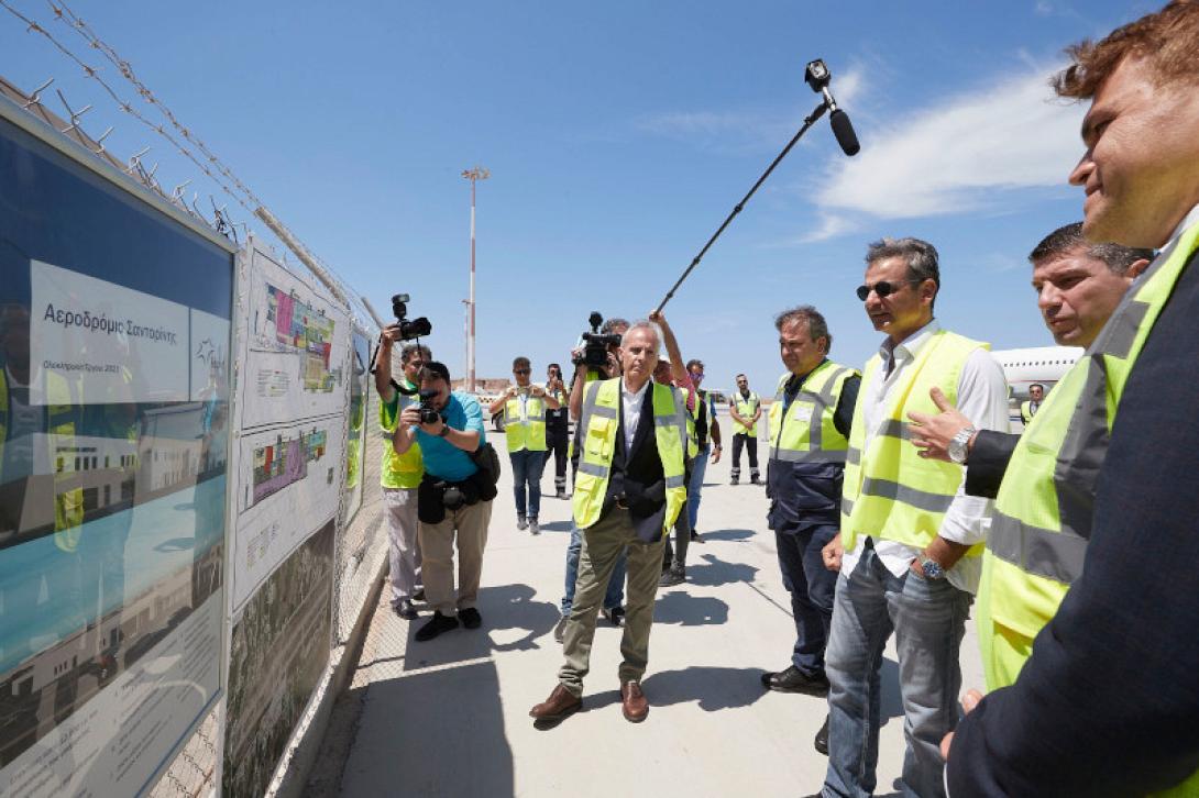 Ο πρωθυπουργός στο αεροδρόμιο Σαντορίνης