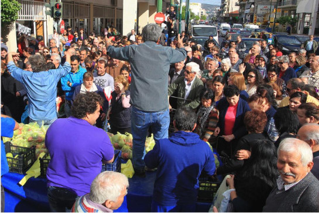 Αθήνα: Στην ουρά για μία τσάντα λαχανικά...