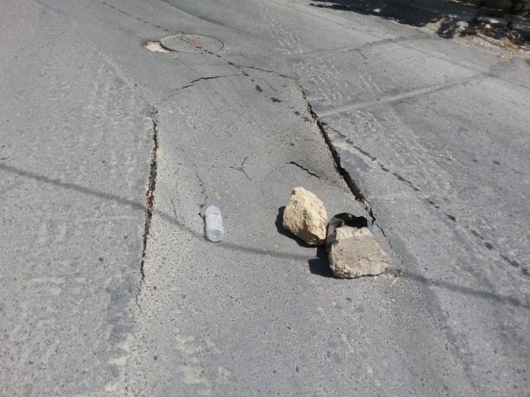 Ο δρόμος "έκατσε" και οι κοτρόνες... προειδοποιούν, στη Φορτέτσα Ηρακλείου!