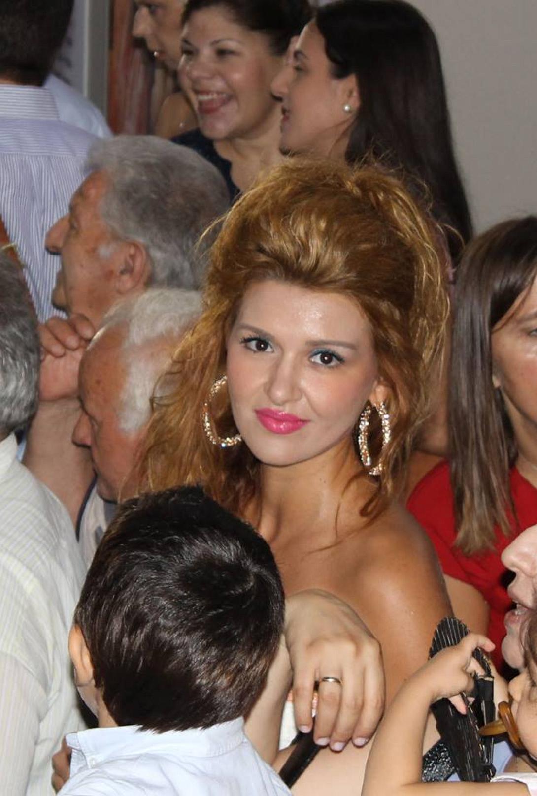 Η ορκωμοσία Λαμπρινού και η κυρία που ... λάμπει