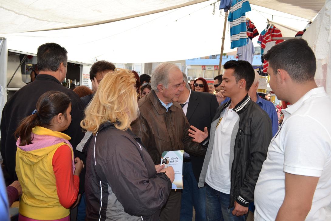 Στην λαϊκή αγορά τα μέλη της κίνησης "Δύναμη Πολιτών"