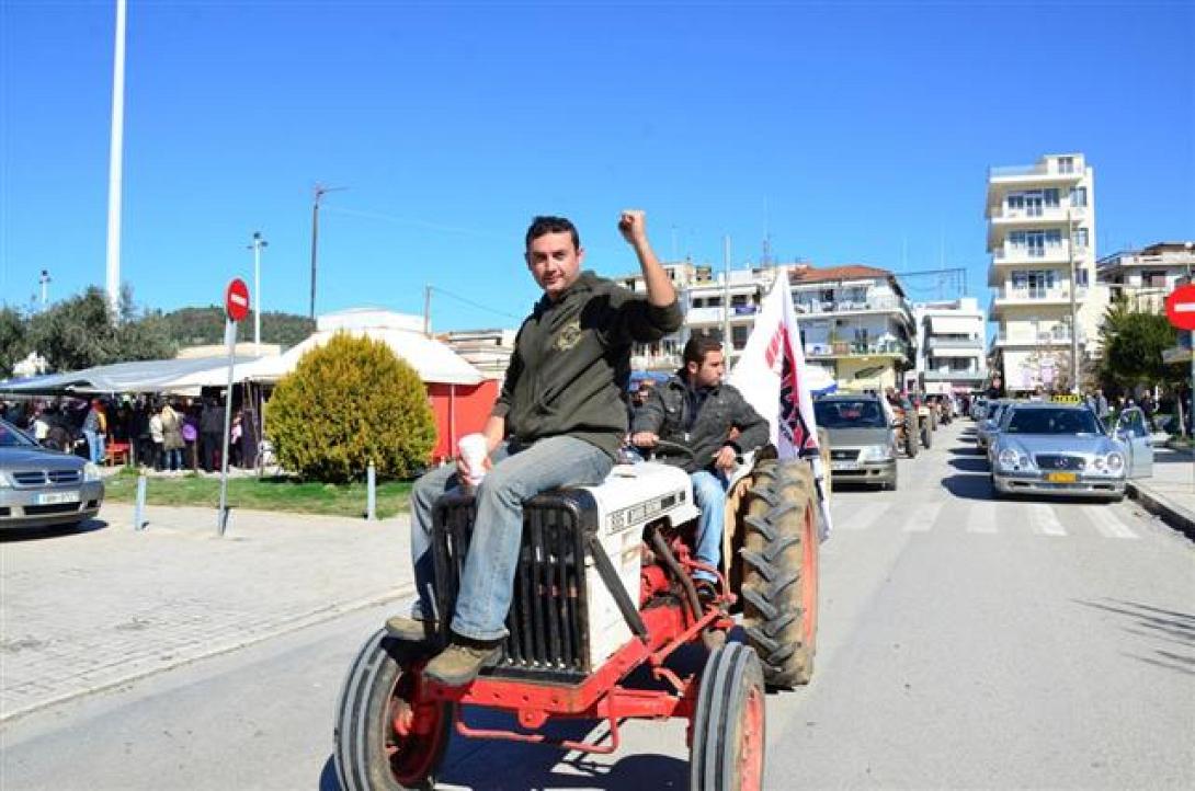 Λάρισα: Οι αγρότες... βγάζουν τα τρακτέρ στις πλατείες