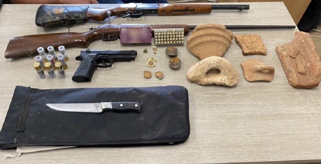 μέρος των ευρημάτων από τα σπίτια των δύο ανδρών