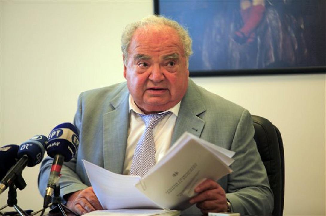 "Βρίσκω εμπόδια όταν πάω να ελέγξω επώνυμους"