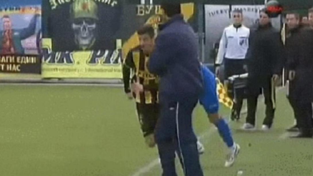 Προπονητής μαρκάρει....παίκτη! (βίντεο)