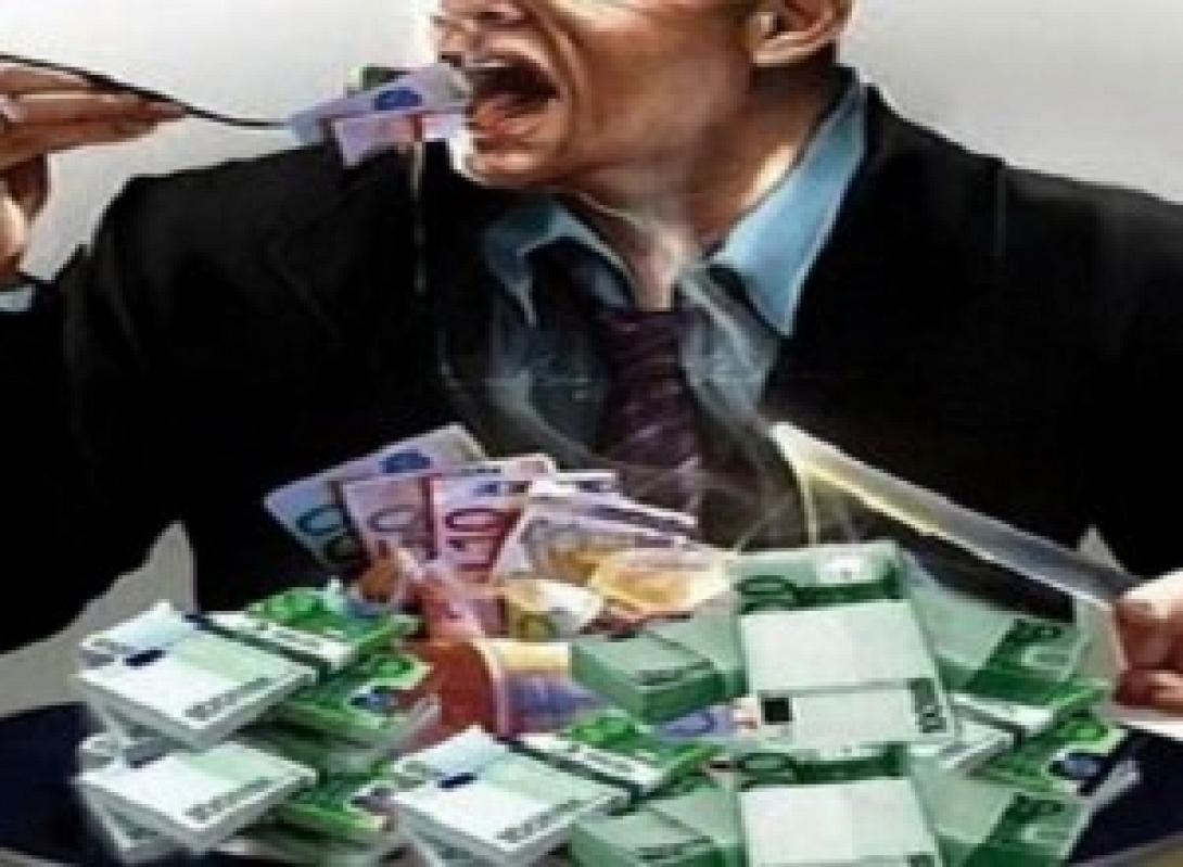 Πάρτι και ...μεταξωτά εσώρουχα στο δημόσιο