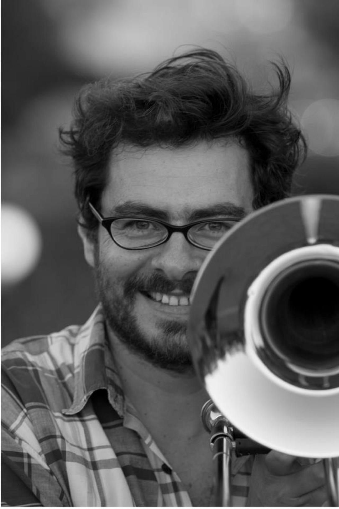 Ο Λεωνίδας Μαριδάκης τραγουδάει για τη "Ροδαυγή"