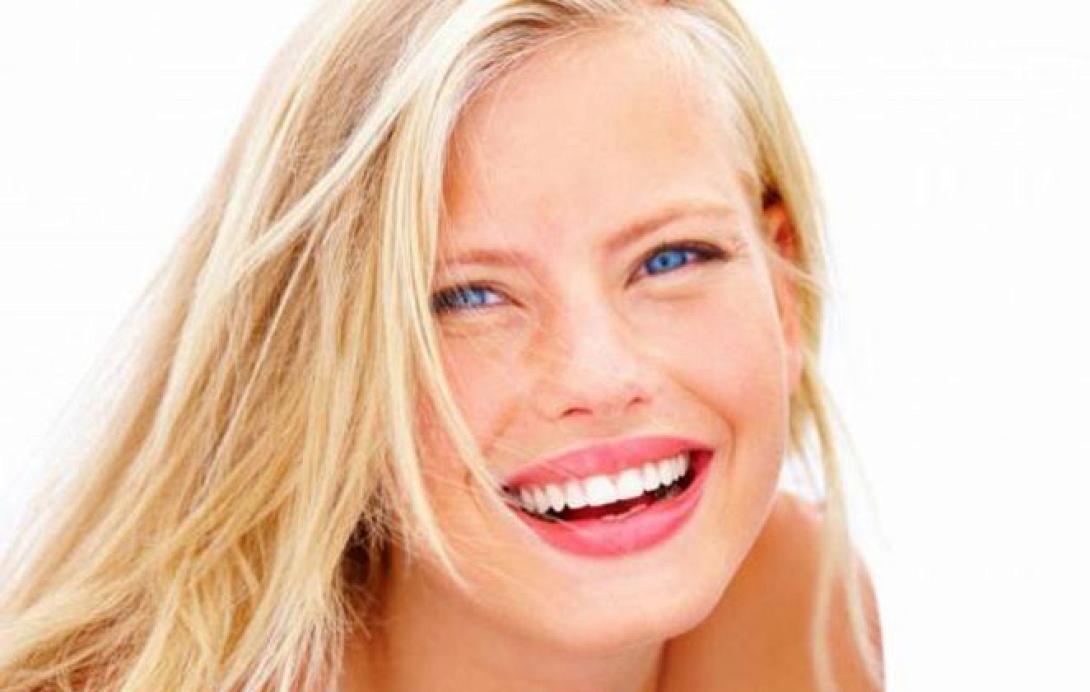 Λευκά δόντια με μαγειρική σόδα