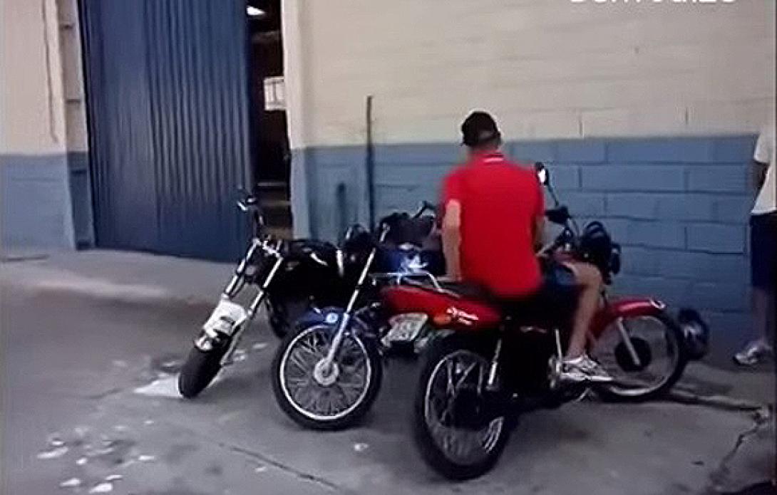 Παρκάρωντας την μηχανή...Like a boss! (βίντεο)