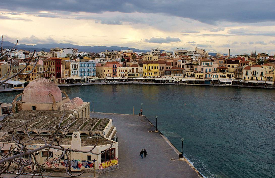 Ταξιδέψτε πάνω από το πανέμορφο λιμάνι των Χανίων (βίντεο)