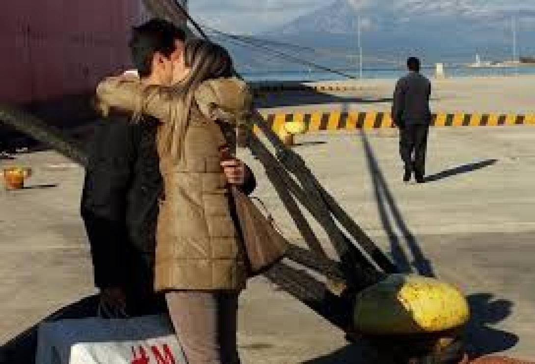 Συγκινητικές στιγμές στην Πάτρα - Έφτασαν τα διασωθέντα μέλη του πληρώματος