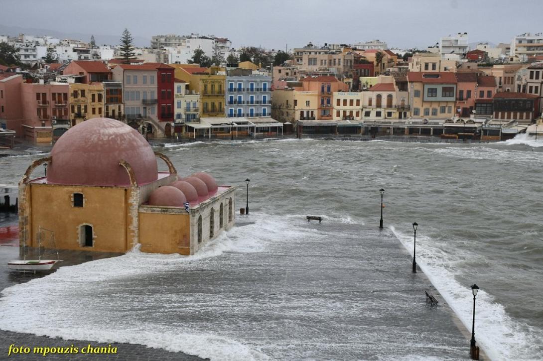 Στο έλεος του Ηφαιστίωνα το Ενετικό Λιμάνι των Χανίων