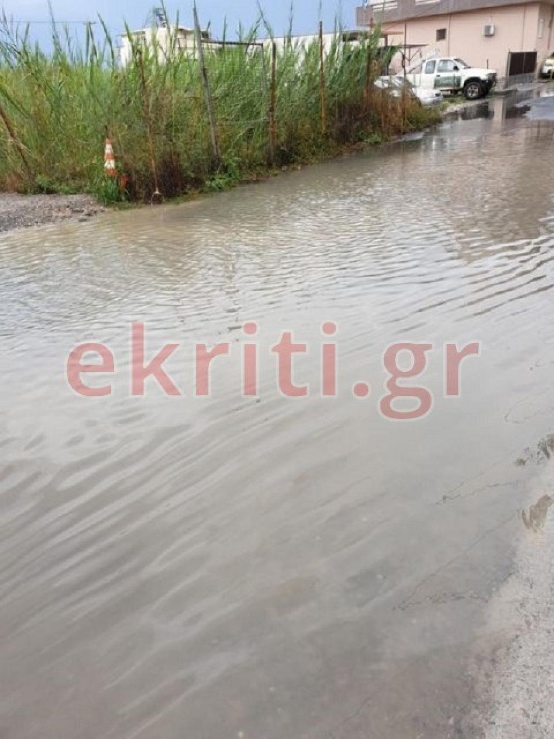 η βροχή... έκανε λίμνη το δρόμο
