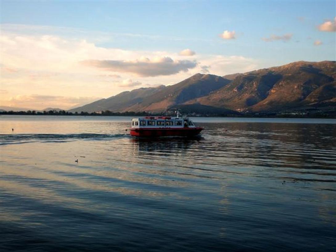 'Επεσε με το αυτοκίνητο στη λίμνη των Ιωαννίνων