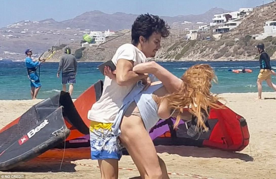 lindsay-lohan-tarabasov-mykonos.jpg