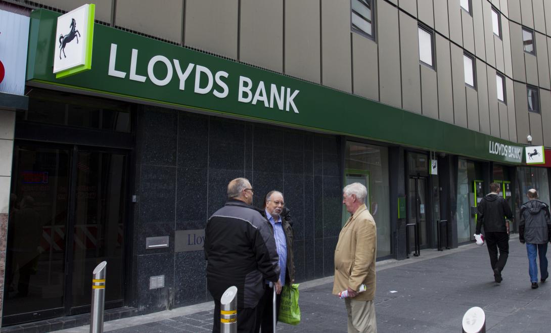 Περικοπή 9.000 θέσεων εργασίας ανακοίνωσε η Lloyds