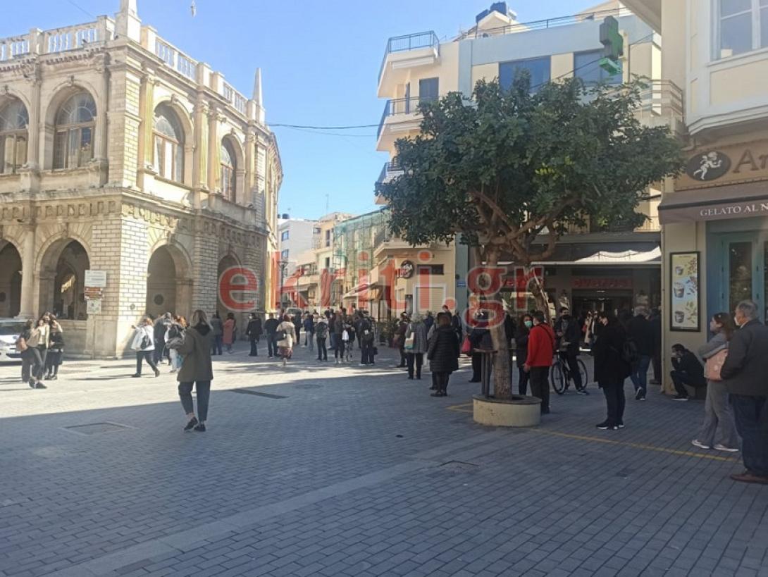 Η ουρά ξεκινά από την Βασιλική του Αγίου Μάρκου