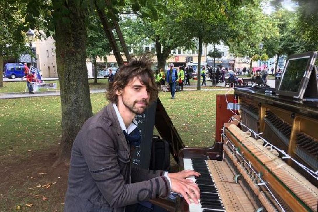 luke-howard-is-playing-piano-on-college-green-to-try-and-win-back-his-ex-girlfriend.jpg