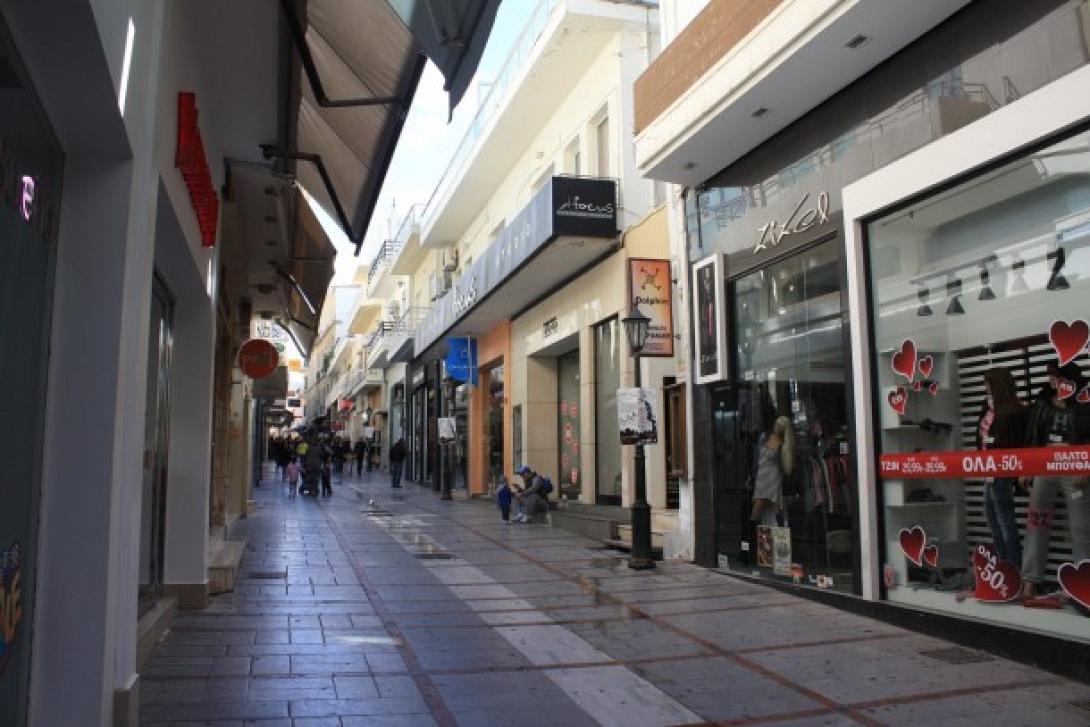 Ηράκλειο: Τα μαγαζιά άνοιξαν, ο κόσμος πήγε... παραλία