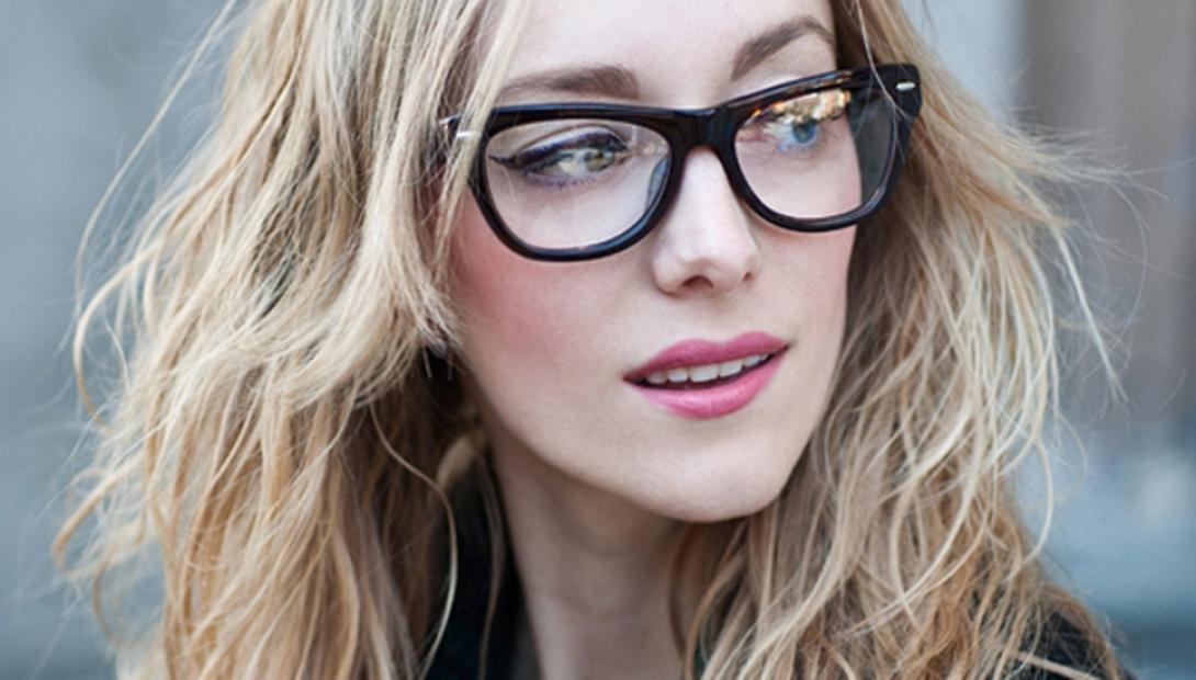 γυναίκα με γυαλιά-μυωπία