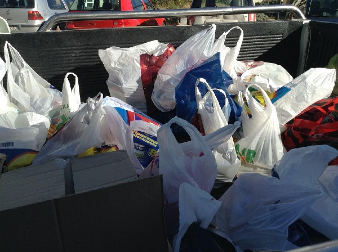 Οι γυναίκες γέμισαν τα ράφια του κοινωνικού παντοπωλείου στο Μαλεβίζι