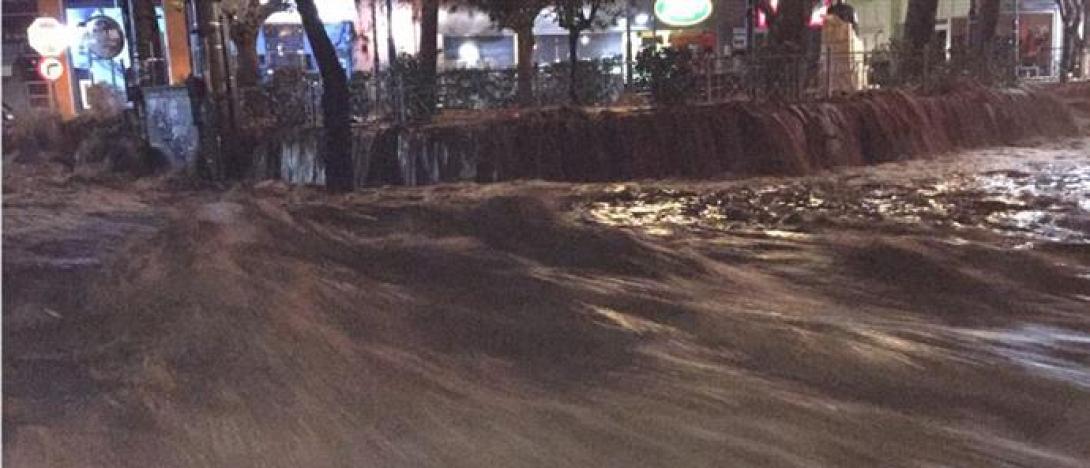 Σοβαρά προβλήματα από τη βροχή σε Μάνδρα Αττικής και Ζάκυνθο