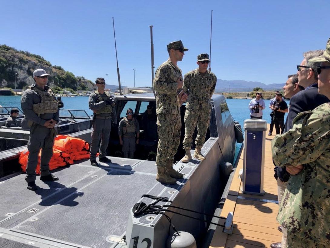 Παναγιωτόπουλος και Πάιτ συνομίλησαν με άνδρες που υπηρετούν στον Ναύσταθμο