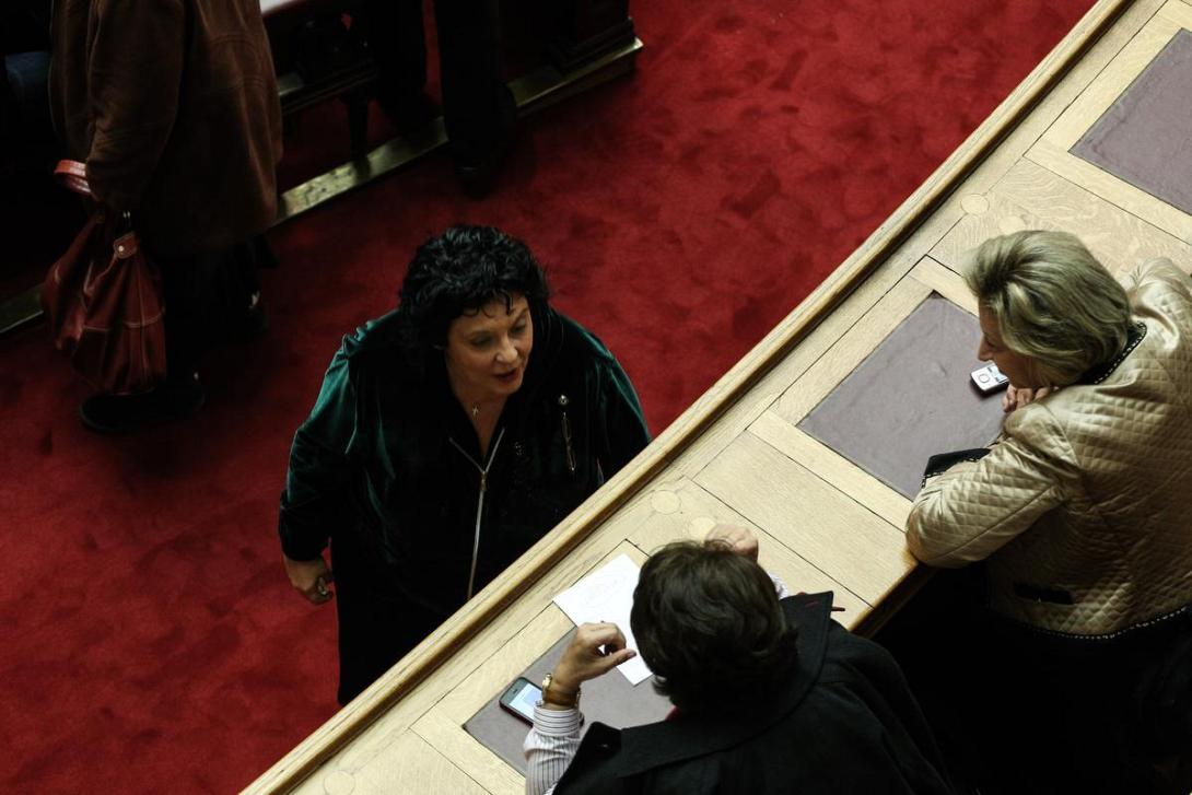 Η Μαρία Σκραφνάκη παρακολουθεί τις εξελίξεις στη Βουλή