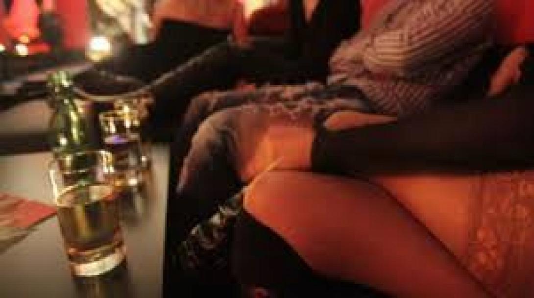 Αντιστράφηκαν οι ρόλοι, αλλά όλες μαζί φόρεσαν χειροπέδες!