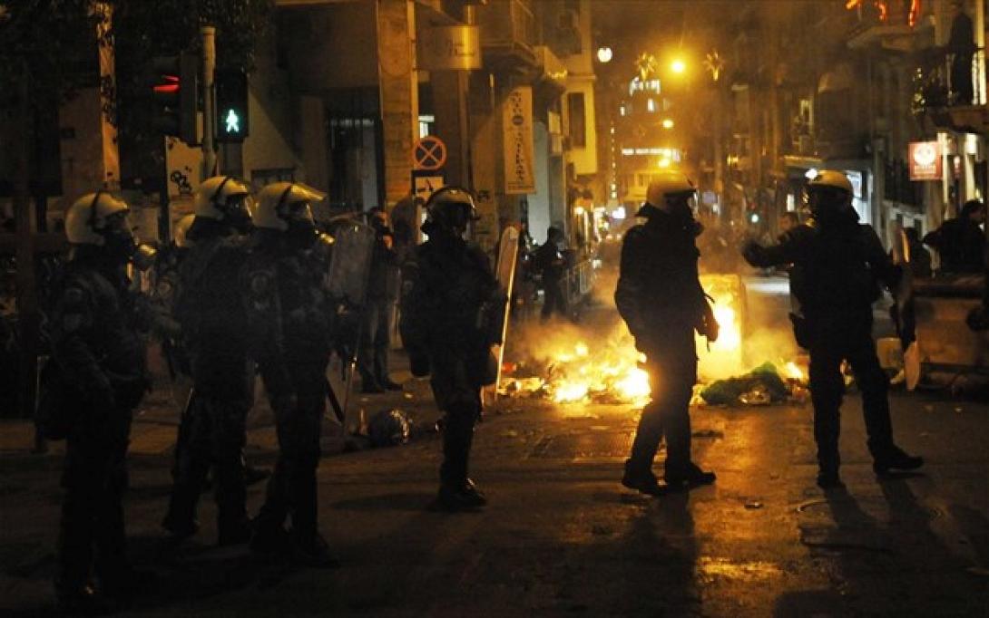 Μολότοφ εναντίον αστυνομικών τα ξημερώματα στα Εξάρχεια