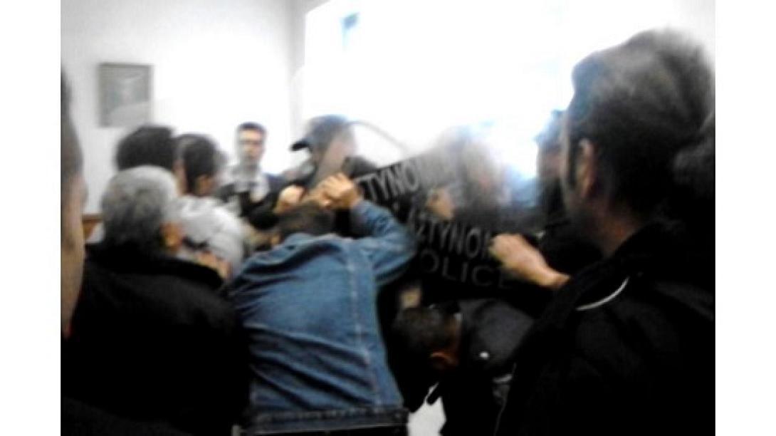 ΜΑΤ στο Ειρηνοδικείο Ηρακλείου: Επεισόδια και τραυματισμοί σε πλειστηριασμό