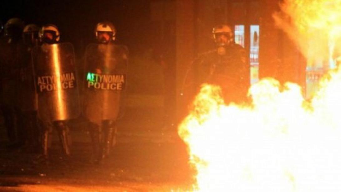 Βόμβες μολότοφ σε διμοιρία των ΜΑΤ έξω από τα γραφεία του ΠΑΣΟΚ